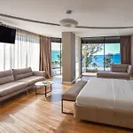 Yacht 4*
