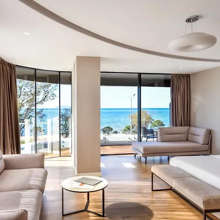 Yacht Hotel